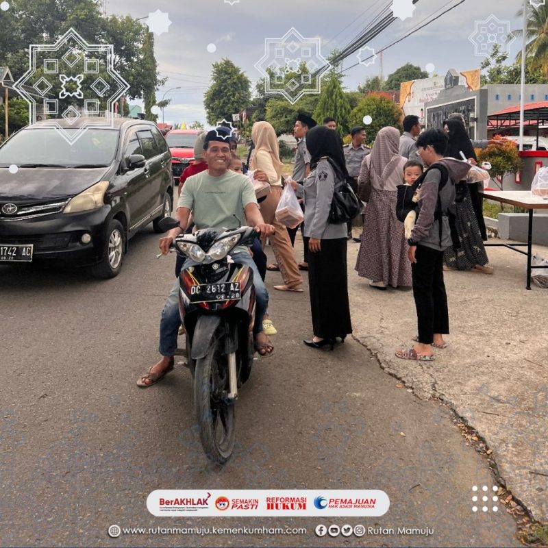 Pegawai Rutan Mamuju membagikan takjil kepada masyarakat dalam rangka memperingati Hari Bhakti Pemasyarakatan ke-60