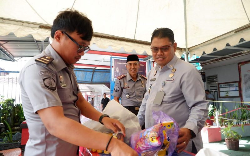 Kadiv. Pas memantau Pemeriksaan Barang pada layanan besukan di Rutan Mamuju