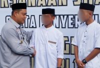 Kadiv. Pemasyarakatan Kemenkumham Sulbar memberikan ucapan selamat kepada Perwakilan Warga Binaan yang mendapatkan Remisi