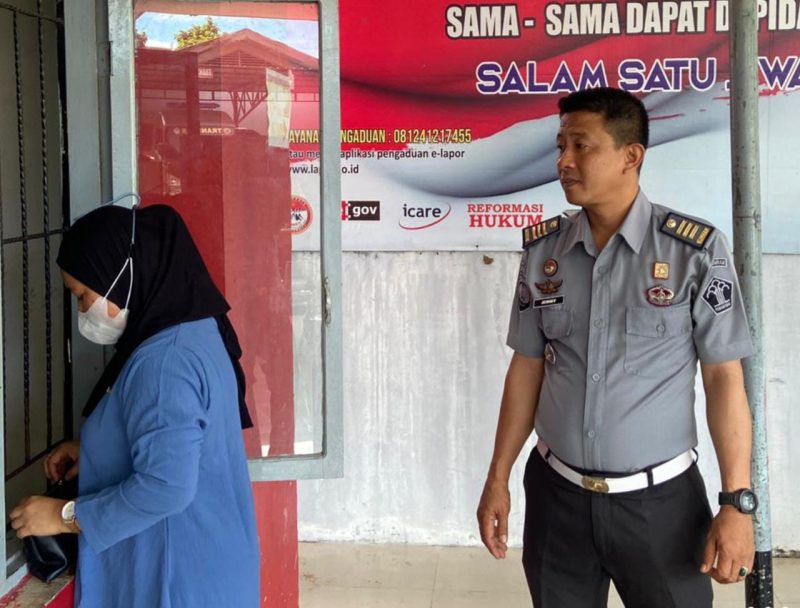 Kepala Kesatuan Pengamanan Rutan Mamuju mengarahkan pembesuk