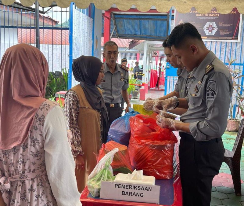 Petugas melakukan pemeriksaan terhadap barang bawaan pengunjung