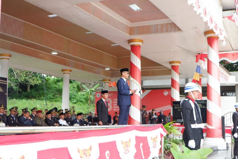 Pj. Gubernur Sulbar membacakan sambutan Menkumham RI pada puncak peri