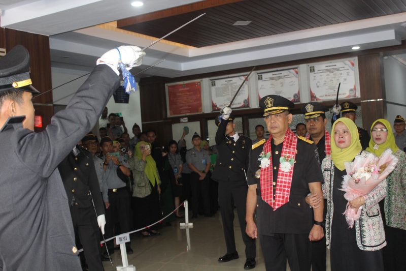 Prosesi Pedang Pora pada acara pisah sambut Kepala Divisi Pemasyarakatan Kanwil Kemenkumham Sulbar