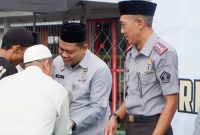Warga Binaan bersalaman dengan Kadiv. Pemasyarakatan dan Karutan Mamujusetelah pelaksanaan Shalat Ied