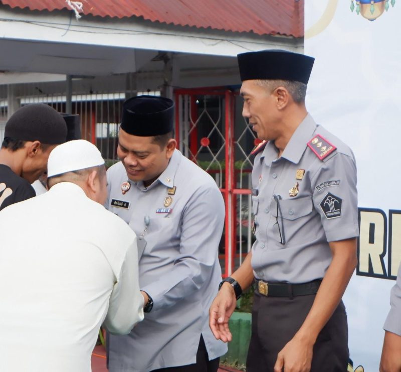 Warga Binaan bersalaman dengan Kadiv. Pemasyarakatan dan Karutan Mamujusetelah pelaksanaan Shalat Ied