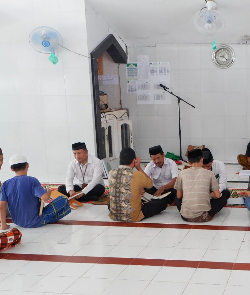 Warga Binaan mengikuti bimbingan bacaan Al-Qur'an oleh Penyuluh Kemenag Mamuju
