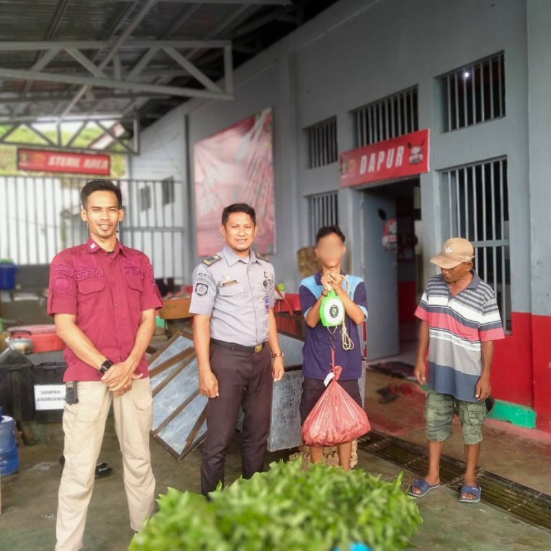 Pastikan Kualitas Bahan Makanan, Petugas Dapur Rutan Pasangkayu Rutin Cek Bahan Makanan (BAMA) Untuk Warga Binaan. Foto: Rutan Pasangkayu/dok (28/05)
