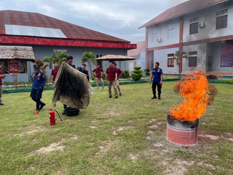 Gandeng Dinas Pemadam Kebakaran dan Penyelamatan, Petugas Rutan Pasangkayu Pelajari Tindakan Pertama Pada Bencana Kebakaran. Foto: Rutan Pasangkayu/dok (16/05)
