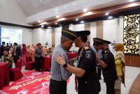 Karutan Mamuju memberikan selamat kepada Kakanwil Kemenkumham Sulbar yang baru