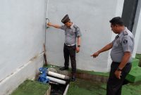 Kepala Kesatuan Pengamanan Rutan melakukan pengecekan