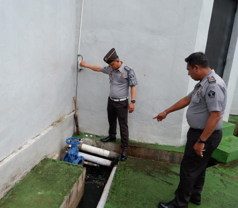 Kepala Kesatuan Pengamanan Rutan melakukan pengecekan