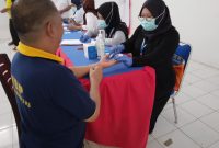 Nampak Warga Binaan melakukan pengecekan gula darah oleh Perawat Puskemas Binanga
