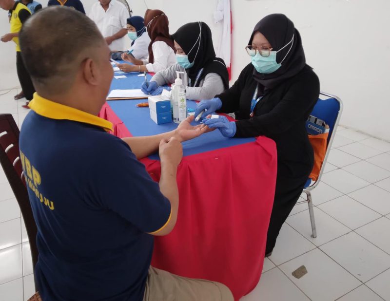 Nampak Warga Binaan melakukan pengecekan gula darah oleh Perawat Puskemas Binanga