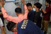 Petugas melakukan penggeledahan badan sebelum melakukan penggeledahan barang di blok kamar hunian