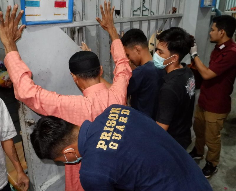 Petugas melakukan penggeledahan badan sebelum melakukan penggeledahan barang di blok kamar hunian