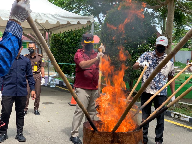 Kepala Rutan Pasangkayu Apresiasi Pemusnahan Barang Bukti di Kejaksaan Negeri Pasangkayu. Foto: Rutan Pasangkayu/dok (07/06)
