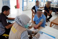 Petugas Kesehatan Puskesmas Binanga mengecek tensi darah Warga Binaan