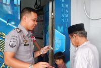 Petugas membantu pembesuk untuk bertemu dengan keluarga atau kerabat