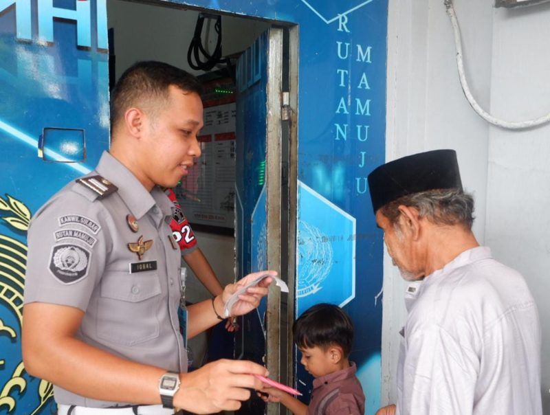 Petugas membantu pembesuk untuk bertemu dengan keluarga atau kerabat