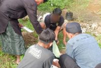Warga Binaan bergotong royong membantu dalam penyembelihan hewan Qurban