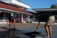 Warga Binaan melakukan kerja bakti sebagai bentuk peduli terhadap kebersihan