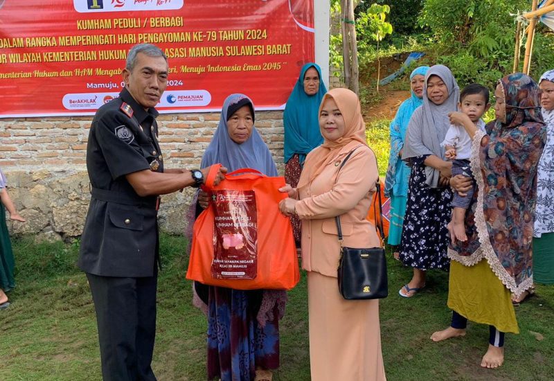 Karutan Mamuju bersama Ketua DWP memberikan bantuan sembako kepada Warga Kurang Mampu