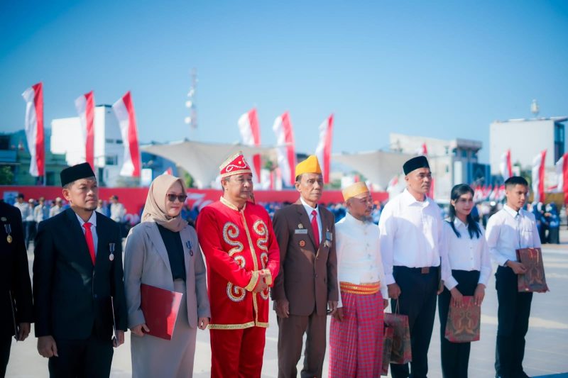 Perwakilan Warga Binaan menerima remisi secara simbolis dari Pj. Gubernur Sulawesi Barat