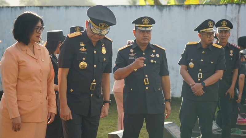 Tampak Kakanwil Kemenkumham Sulbar, Kadiv Pemasyarakatan, Kadiv. Yankum dan Karutan Mamuju pada prosesi ziarah ke Makam Pahlawan di TMP Patti'di