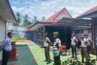 Ka. KPR memberikan arahan pada apel timbang terima regu pengamana