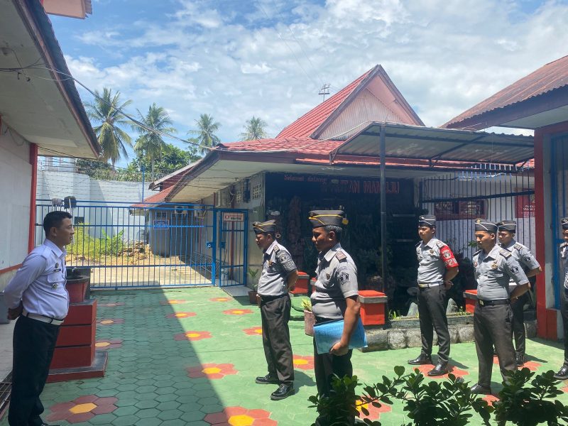 Ka. KPR memberikan arahan pada apel timbang terima regu pengamana