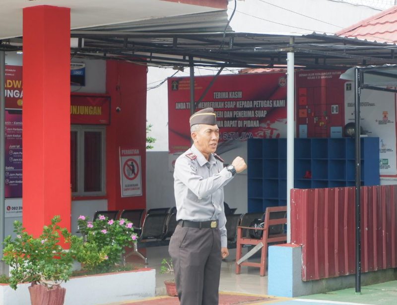 Karutan Mamuju memimpin apel pagi staf Rutan Mamuju