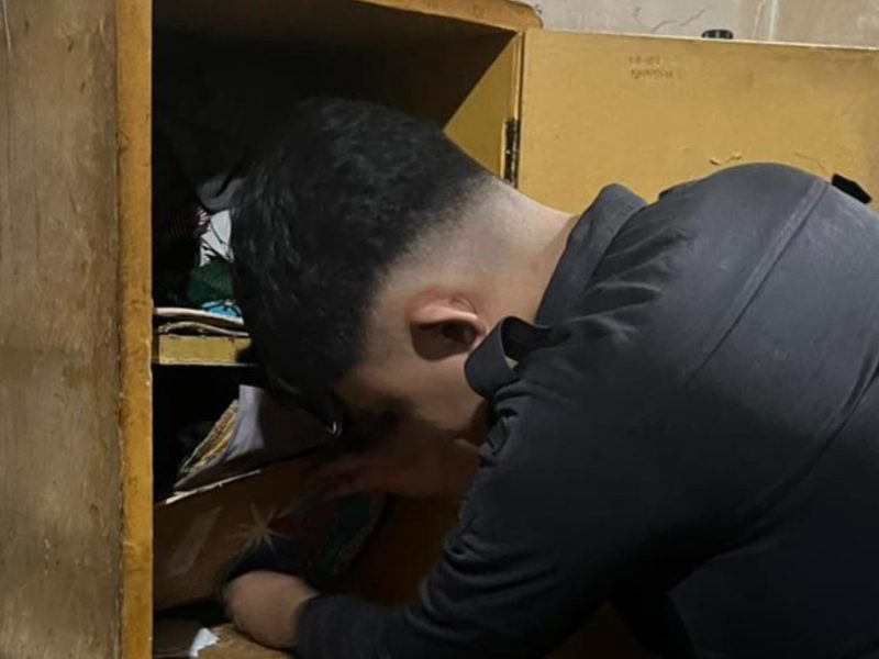 Petugas melakukan penggeledahan barang