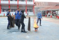 Salah seorang petugas melakukan simulasi pemadaman api