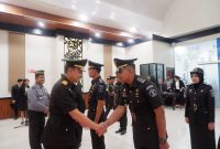 Kakanwil memberikan ucapan selamat kepada pejabat yang baru dilantik