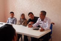 Tampak Kepala Rutan Mamuju (kanan) bersama Ketua Bawaslu Kab. Mamuju dan Ketua & Anggota KPU Kab. Mamuju