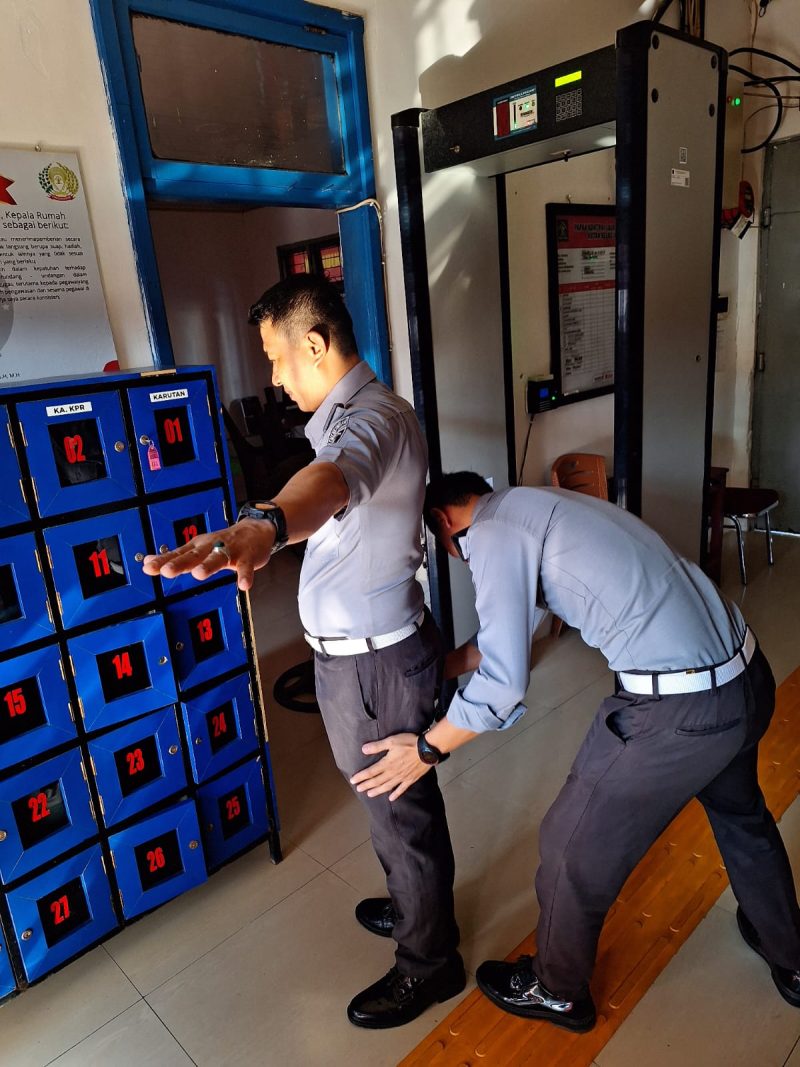 Tampak Petugas P2U melakukan penggeledahan badan pada pegawai sebelum masuk Rutan