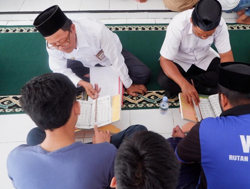 Warga Binaan mengikuti bimbingan Bacaan Iqra' oleh Penyuluh Kemenag Mamuju