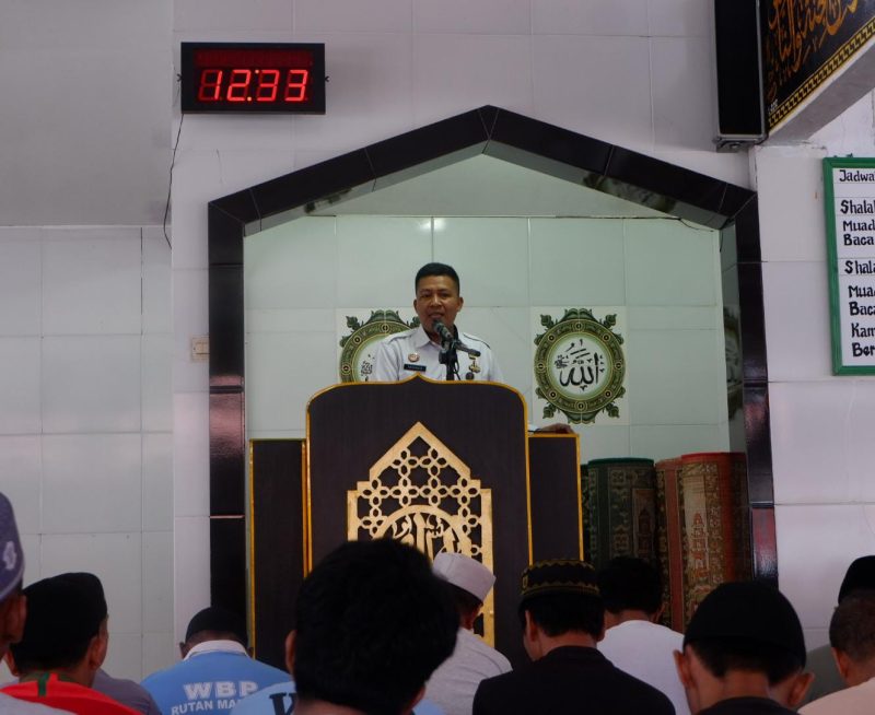 Ka. Yantah memberikan arahan kepada Warga Binaan pada tugas perdana di Rutan Mamuju