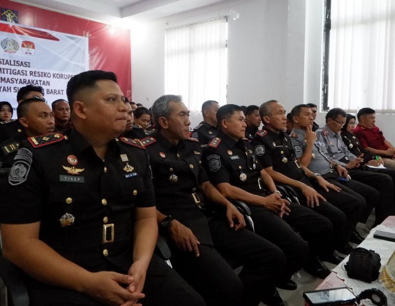 Karutan mendengarkan arahan dari Kepala Divisi Pemasyarakatan