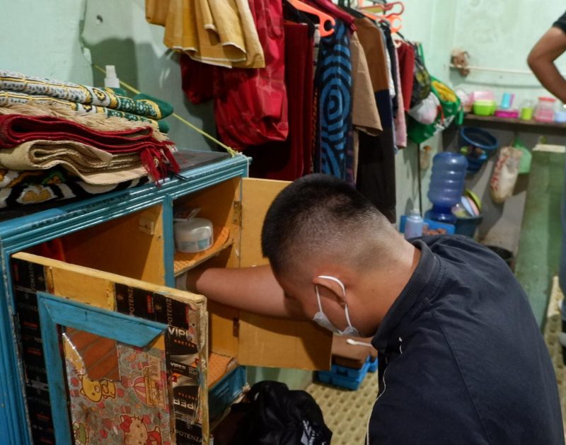 Petugas melakukan penggeledahan barang pada Blok Kamar Hunian Warga Binaan