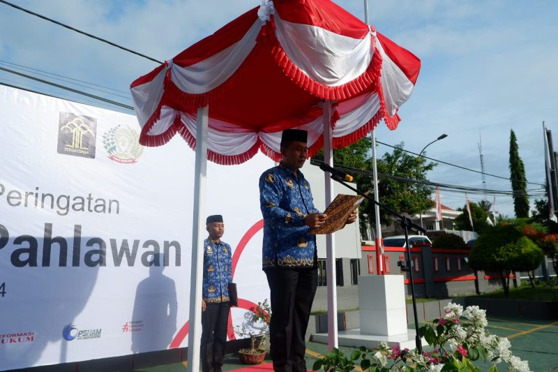 Plh. Karutan membacakan sambutan pada peringatan Hari Pahlawan