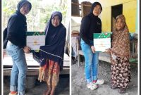 Siska, perwakilan dari Dermaga Sandeq Nusantara Saat Menyerahkan Bantuan