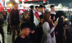 Semarak Hari Bhayangkara ke 79, Warga dan Polisi Joget Bersama di Anjungan Pantai Manakarra