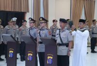 Kombes Pol Dr. Bambang Yugo Pamungkas, S.H., S.I.K., M.Si. ( Tengah) Suami dari Bupati Mamuju Hj Sitti Sutinah Suhardi