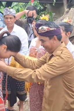 Kapolsek Tommo Pimpin Pengamanan Kunjungan Kerja Wamen Pariwisata RI di Desa Tommo Mamuju