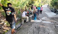 Babinsa dan Warga Desa Pallis Gotong Royong Bersihkan Drainase