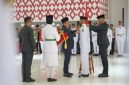 Gubernur Sulawesi Barat (Sulbar) Suhardi Duka resmi mengukuhkan 69 Pasukan Pengibar Bendera Pusaka (Paskibraka) tingkat provinsi.