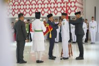 Gubernur Sulawesi Barat (Sulbar) Suhardi Duka resmi mengukuhkan 69 Pasukan Pengibar Bendera Pusaka (Paskibraka) tingkat provinsi.