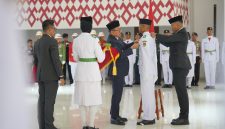 Gubernur Sulawesi Barat (Sulbar) Suhardi Duka resmi mengukuhkan 69 Pasukan Pengibar Bendera Pusaka (Paskibraka) tingkat provinsi.