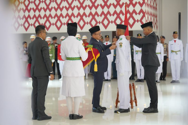 Gubernur Sulawesi Barat (Sulbar) Suhardi Duka resmi mengukuhkan 69 Pasukan Pengibar Bendera Pusaka (Paskibraka) tingkat provinsi.